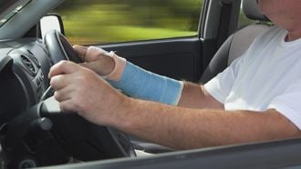 gebroken arm gebroken been gips autorijden auto besturen wet boete