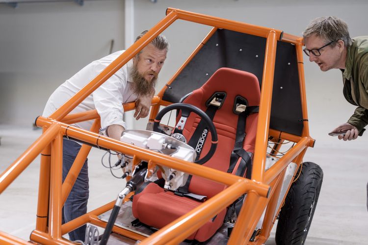 Ronald Schoonrok bij de cockpit van de YKS1