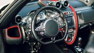 Man rijdt meer kilometers in zijn Pagani van 2,3 miljoen euro dan jij in je Volkswagen Polo - en de kilometerstand liegt er niet om