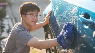 Geen krassen op je auto: dit is de best geteste washandschoen