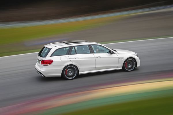 Witte Mercedes-AMG E 63 Estate rijdend op een circuit