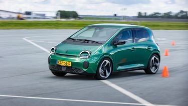 Renault Twingo rijdend tussen pylonnen