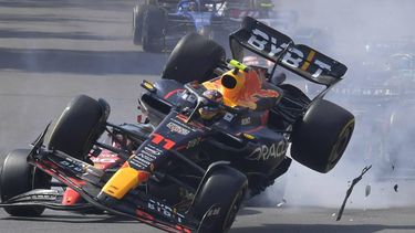 2023-10-29 21:03:09 Red Bull Racing's Mexican driver Sergio Perez (R) crashes with Ferrari's Monegasque driver Charles Leclerc  at the start of the Formula One Mexico Grand Prix at the Hermanos Rodriguez racetrack in Mexico City on October 29, 2023. 
CLAUDIO CRUZ / AFP
