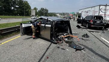 Tesla Cybertruck elektrische auto EV crash ongeluk vrachtwagen