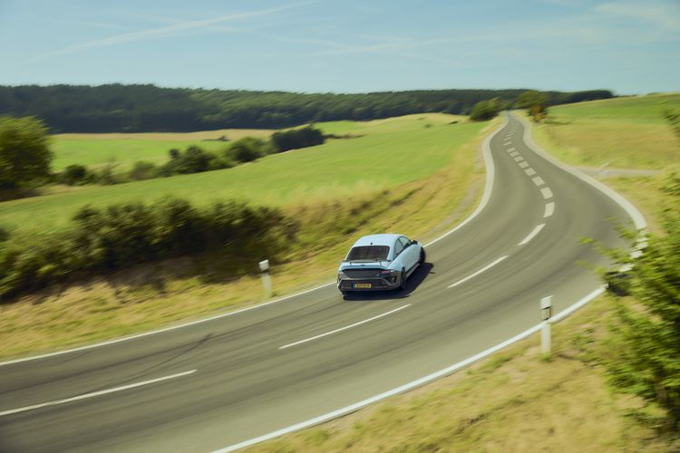 Hyundai Ioniq 6 N op een slingerende weg