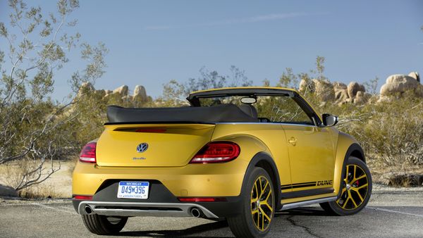Volkswagen Beetle Dune Cabriolet van achteren