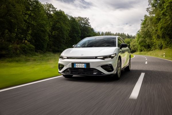 Leapmotor B05 rijdend van voren