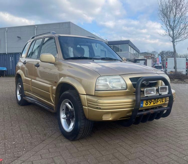 Suzuki Grand Vitara terreinwagen offroader 4x4 occasion tweedehands auto Toyota Land Cruiser