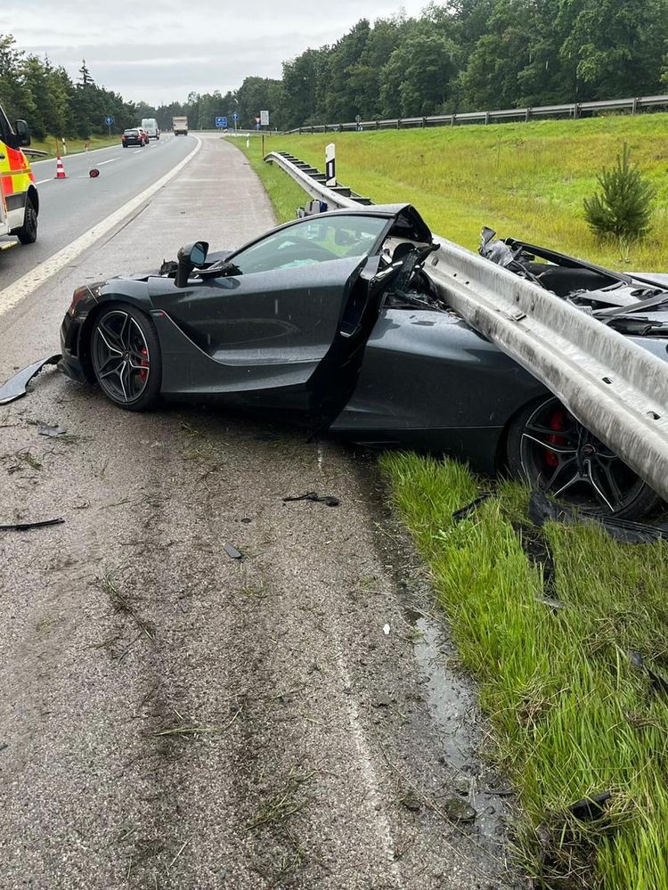 Bizarre crash met lage McLaren: vast onder vangrail