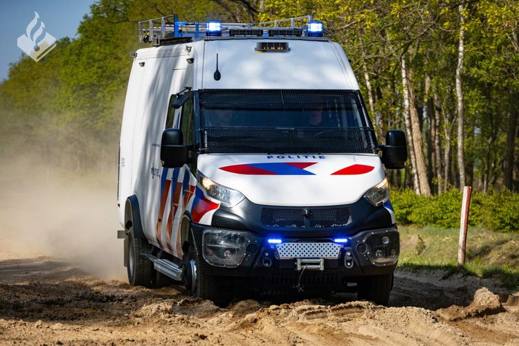 Nederlandse politie laat ineens ruige 4x4’s zien: busjes met 3,0-litermotor zijn redder in nooit