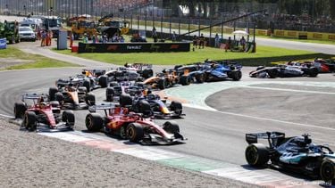 MONZA - George Russell (Mercedes-AMG PETRONAS Formula One Team), Charles Leclerc (Scuderia Ferrari HP), Lewis Hamilton (Scuderia Ferrari HP), Max Verstappen (Oracle Red Bull Racing), Oscar Piastri (McLaren Mastercard F1 Team), Franco Colapinto (BWT Alpine F1 Team), Arvid Lindblad (Visa Cash App Racing Bulls F1 Team), Oliver Bearman (TGR Haas F1 Team), Lando Norris (McLaren Mastercard F1 Team) in de eerste ronde tijdens de Grote Prijs van Italië op het Autodromo di Monza. SANDER KONING / ANP