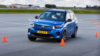 Citroën ë-C3 rijdend tussen pylonnen