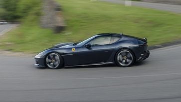 Ferrari 12Cilindri in actie op een bergweg in de Cantal