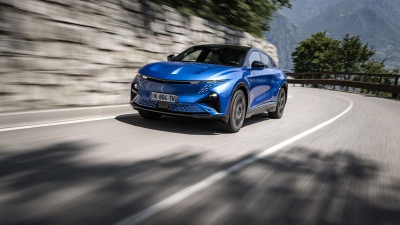 Alpine A390 GTS rijdend op een bergweg