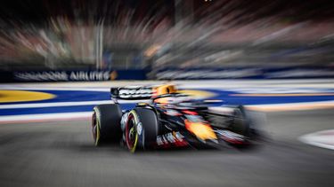 2023-09-15 21:51:02 epa10862504 Mexican Formula One driver Sergio Perez of Red Bull Racing in action during a practice session for the Formula One Singapore Grand Prix at the Marina Bay Street Circuit, Singapore, 15 September 2023. The Formula 1 Singapore Grand Prix 2023 is held on 17 September.  EPA/TOM WHITE