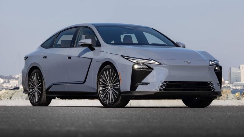 Voor 65.000 euro levert Lexus ES de ruimte van een BMW 7-serie