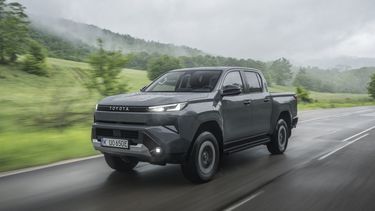 Toyota Hilux Electric rijdend van voren