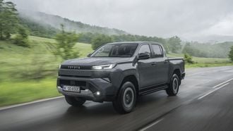 Toyota Hilux Electric rijdend van voren