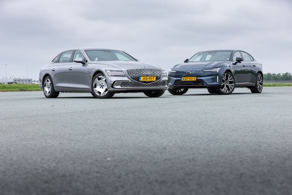 Genesis Electrified G80 en Volvo ES90 tijdens de dubbeltest