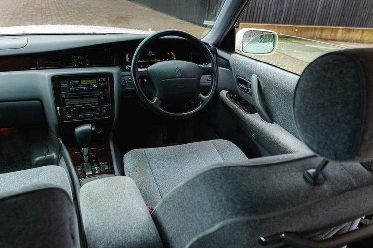 Deze betrouwbare luxeauto is gemaakt voor CEO’s, maar rijd je nu voor een fractie van de nieuwprijs