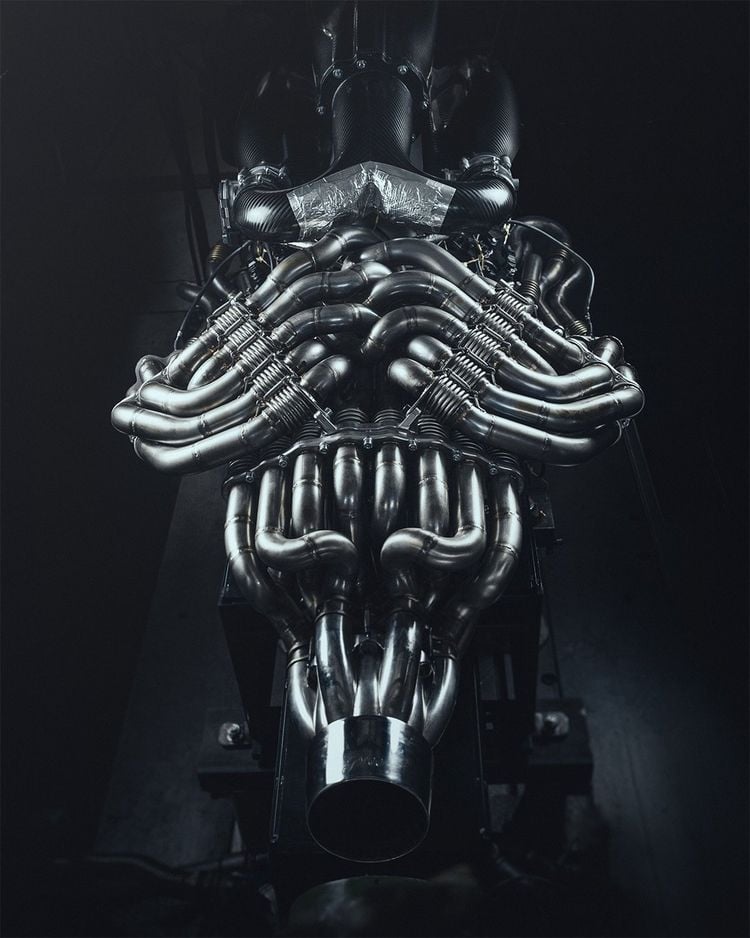 De Tomaso laat een nieuwe 900 pk-V12 zien met onwerkelijk uitlaatsysteem