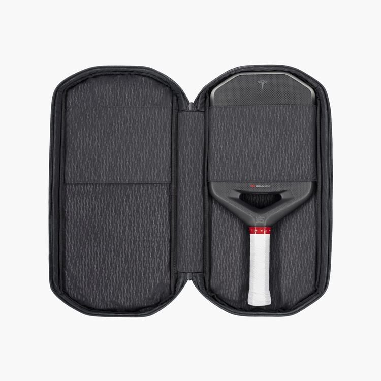 Tesla komt met racket (300 euro) voor iedereen die te cool is voor padel