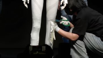 Realistische robot van Xpeng lijkt zoveel op een vrouw dat ingenieurs hem openknippen op podium