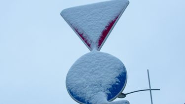 Wegmarkering en borden door sneeuw onleesbaar: dan moet je deze simpele voorrangsregel gebruiken