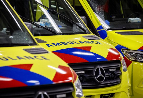 Ambulance, kettinkjes, sneeuwketting, ketting, ziekenwagen, door rood rijden
