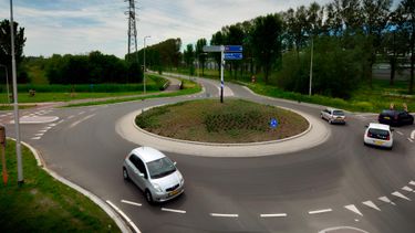 Is richting aangeven vóór je een rotonde oprijdt verplicht?
