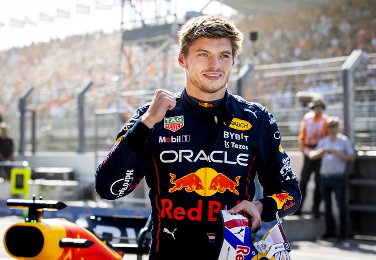 Max Verstappen (Oracle Red Bull Racing) viert zijn pole position na afloop van de kwalificatie voor de F1 Grand Prix van Nederland op het Circuit van Zandvoort op 3 september 2022 in Zandvoort.