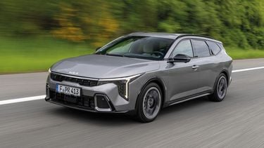 Kia K4 Sportswagon rijdend van voren