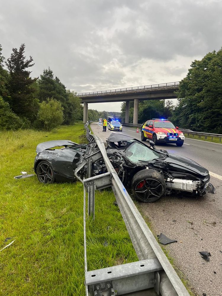 Bizarre crash met lage McLaren: vast onder vangrail