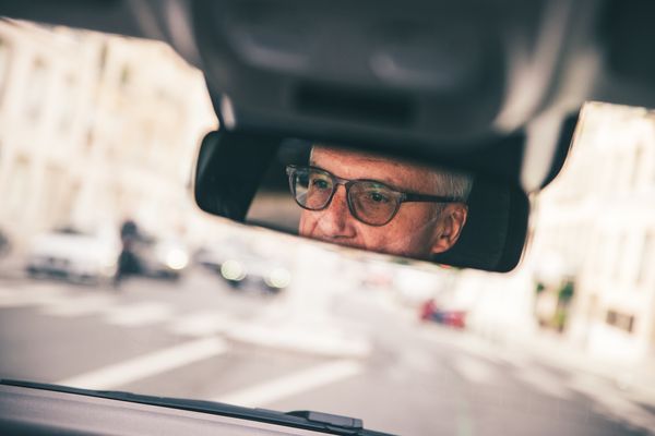 Fabrice Cambolive zichtbaar in de binnenspiegel van de Renault Twingo