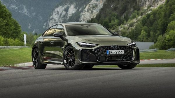 Audi RS5 rijdend in de bergen
