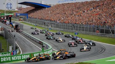 ZANDVOORT - Oscar Piastri (McLaren), Lando Norris (McLaren) en Max Verstappen (Red Bull Racing) in actie tijdens de F1 Grand Prix van Nederland op het Circuit van Zandvoort. ANP SEM VAN DER WAL