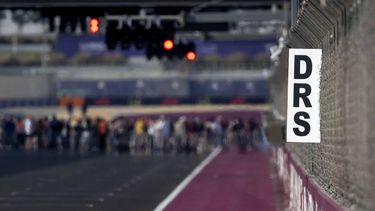 DOHA - Een DRS bord op het start-finish gedeelte van het Lusail International Circuit, in aanloop naar de Qatar Grand Prix. ANP SANDER KONING