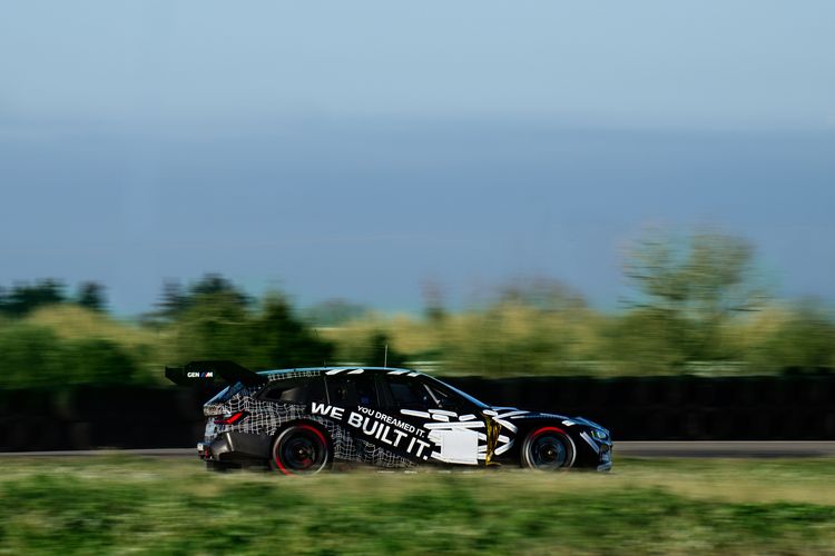 1 aprilgrap wordt ineens werkelijkheid: BMW M3 GT3 Touring eet Porsches als ontbijt