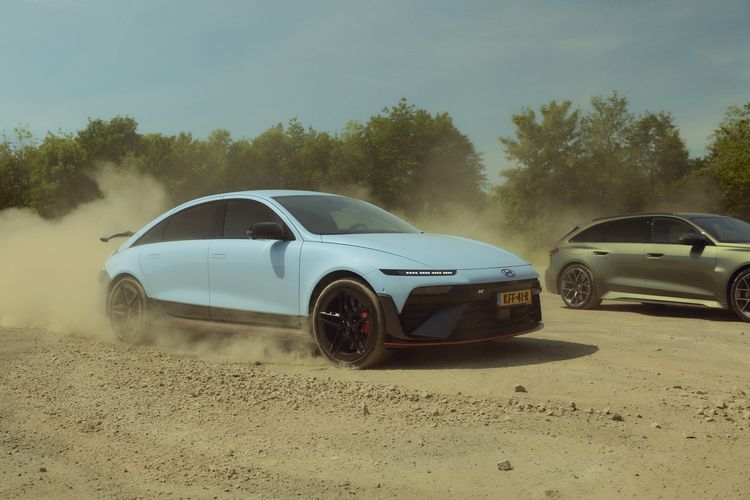 Hyundai Ioniq 6 N en Audi RS 5 Avant op onverhard terrein