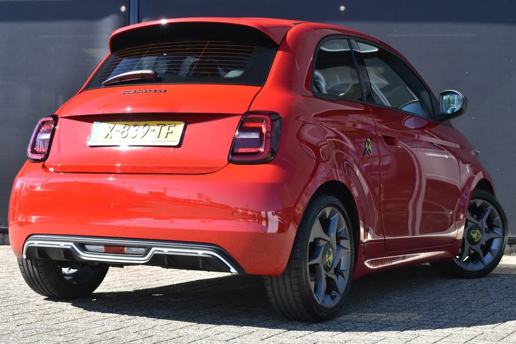 Sportieve elektrische occasion is een jaar oud en schreef 40% af