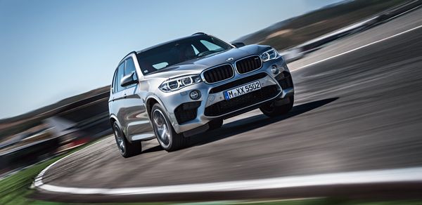 BMW X5 M rijdend op een circuit