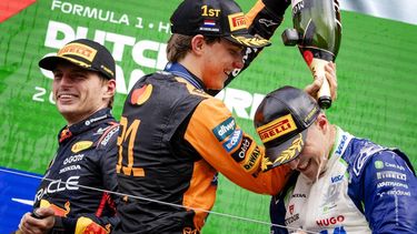 ZANDVOORT - Max Verstappen (Red Bull Racing), Oscar Piastri (McLaren) en Isack Hadjar (Racing Bulls) op het podium na afloop van de F1 Grand Prix van Nederland op het Circuit van Zandvoort. ANP SEM VAN DER WAL drinksysteem coureurs race