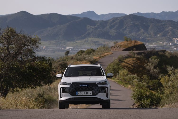 Dit nieuwe ‘Spaanse’ merk maakt goedkope SUV’s: Ebro is geduchte Dacia-concurrent met bekende neus