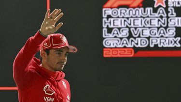 2023-11-18 09:08:46 Ferrari's Monegasque driver Charles Leclerc celebrates after finishing in pole position in the qualifying session for the Las Vegas Formula One Grand Prix on November 18, 2023, in Las Vegas, Nevada.  
ANGELA WEISS / AFP