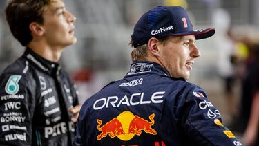 2023-10-06 21:10:15 QATAR - George Russell (Mercedes) en Max Verstappen (Red Bull Racing) na afloop van de kwalificatie voorafgaand aan de Formule 1 Grand Prix op het Lusail International Circuit in Qatar. Verstappen heeft nog maar 3 punten nodig om zijn derde wereldtitel in de Formule 1 te bemachtigen. ANP SEM VAN DER WAL