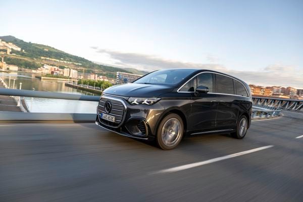 700 km actieradius en krankzinnig zwaar: Mercedes VLE zoekt grenzen B-rijbewijs op