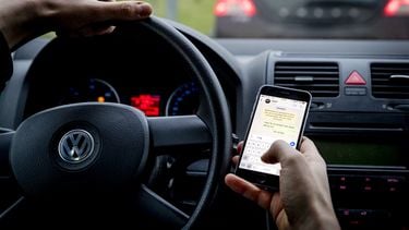 appen achter stuur telefoon in auto