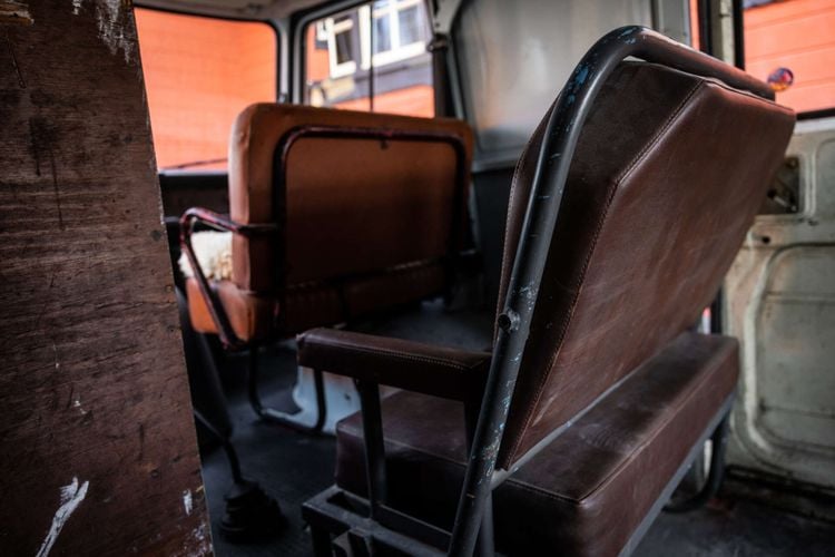 Betaalbare wegenbelastingvrije bus is klaar om camper te worden