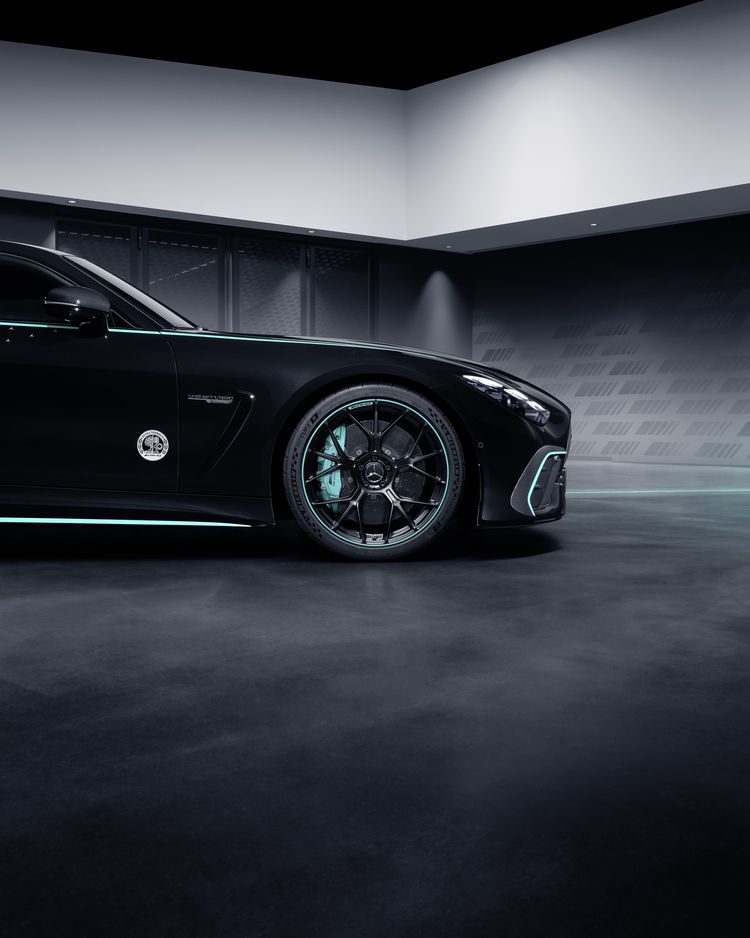 F1-coureur (19) crasht met 300.000 euro kostende Mercedes, enkele dagen nadat hij deze ophaalde