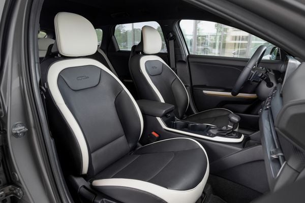Voorstoelen van de Kia K4 Sportswagon